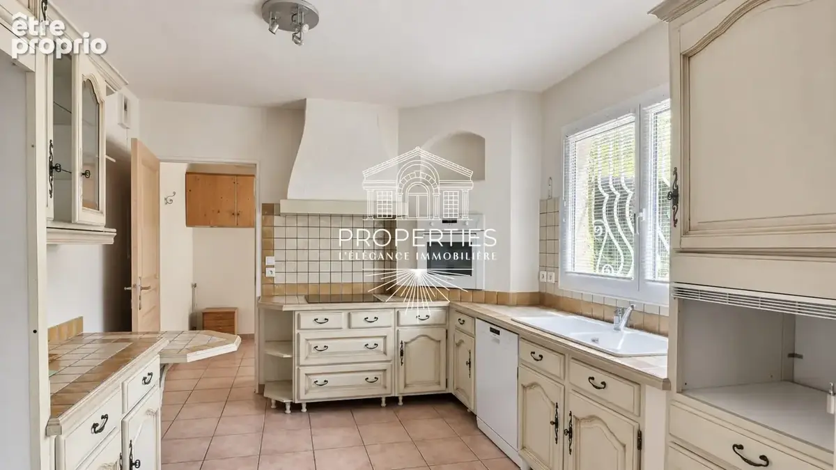 Le lavandou -  centre ville - t5 118 m² - rez de jardin 365m² - garage - photo 3