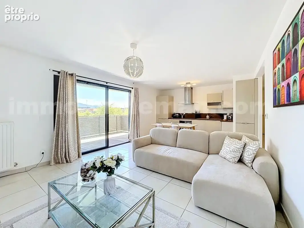 Appartement_veigy_foncenex_3_pièces_proche_commerce_bus_exterieur_proche_douane_suisse_geneve_salon_séjour_balcon_