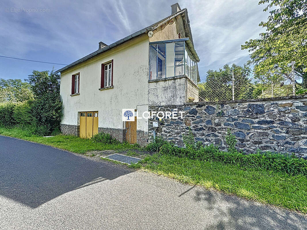 Maison à SAINTE-GENEVIEVE-SUR-ARGENCE