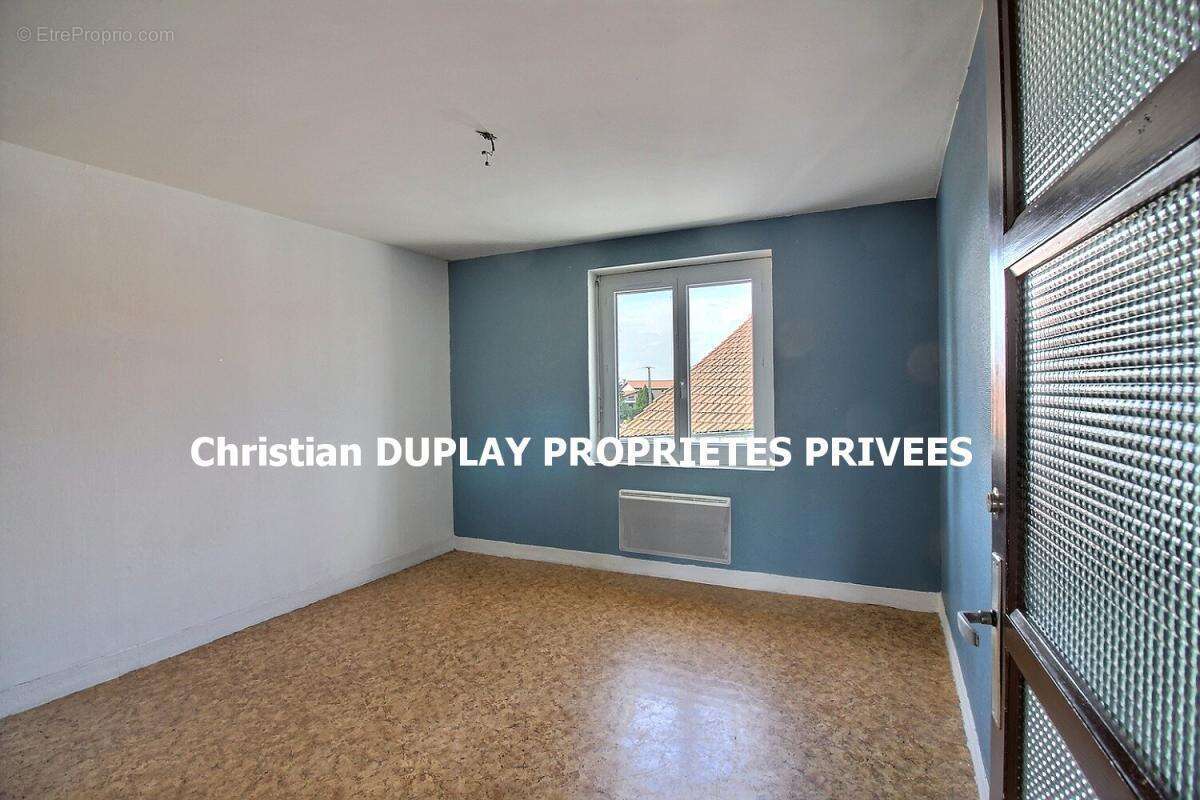 Saint Romain Lachalm 43620 Immeuble en pierre exposé Sud sur trois niveaux 5 logements, deux garages, cave - photo 10