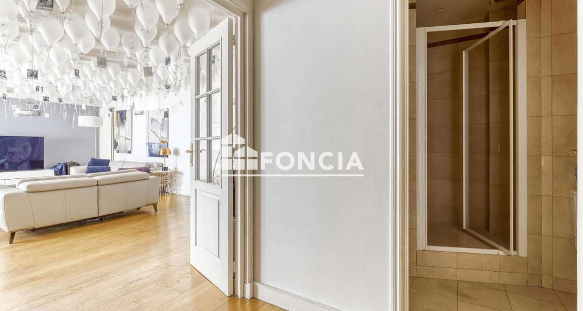 Appartement à PARIS-16E