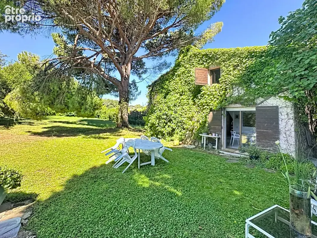 Mougins – Vue imprenable sur le vieux village – Villa 235 m² sur 3 500 m² de terrain plat, piscine et dépendance - photo 7