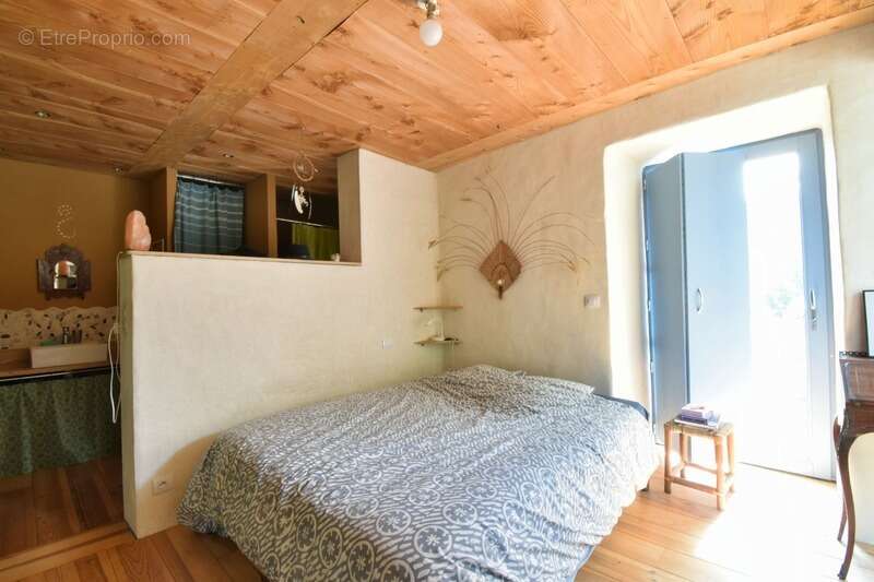 EXCLUSIVITE / Très belle maison avec dépendances et terrain / 63160 Glaine Montaigut - photo 9