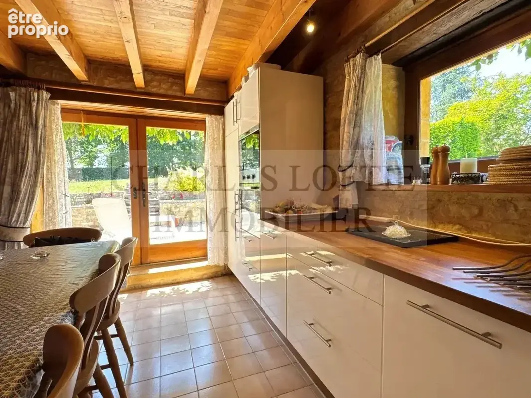 Charmante maison en pierre avec piscine, sur un terrain de 3800 m² , aux portes d’un village vivant de la Bouriane. - photo 10