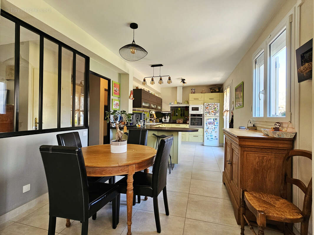 Maison à MANDRES-LES-ROSES