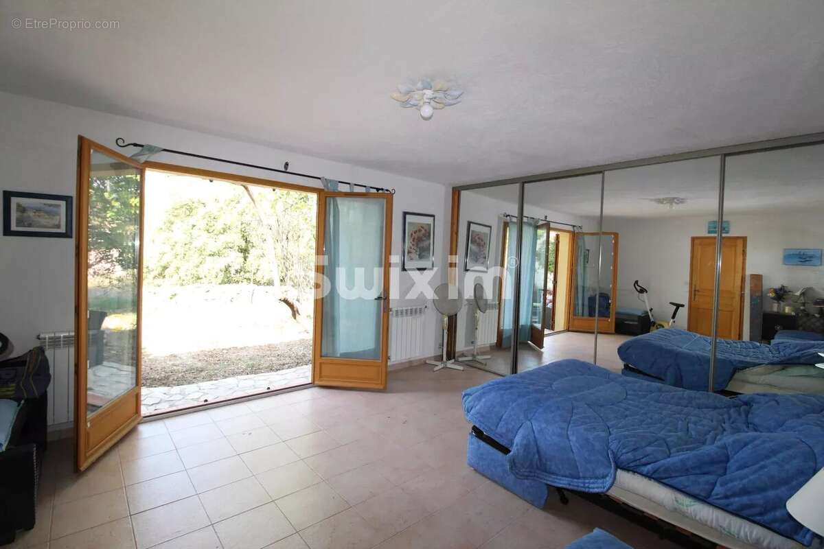 Propriété avec 2 maisons sur un grand terrain et piscine - photo 10
