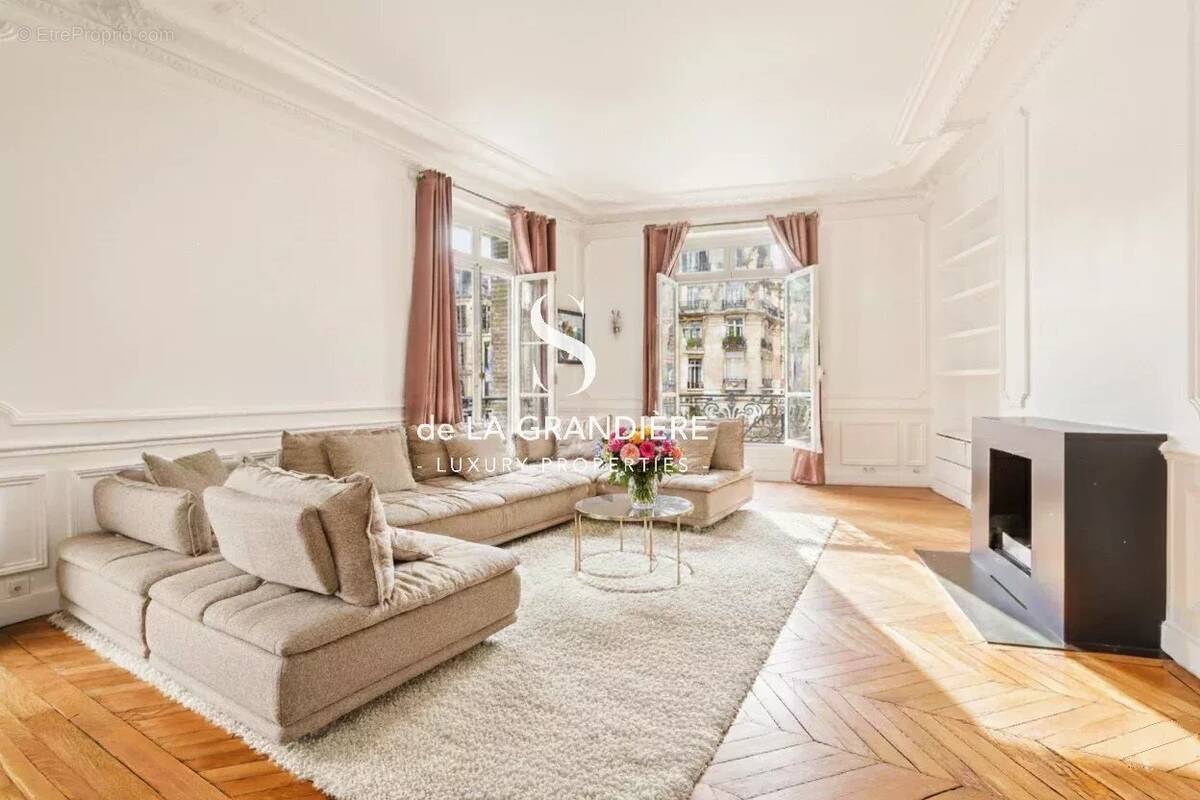 Appartement à PARIS-16E