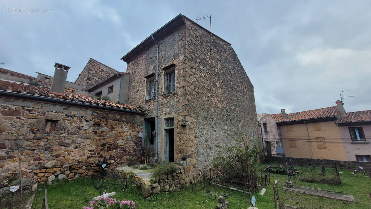 Maison à COUSTOUGES