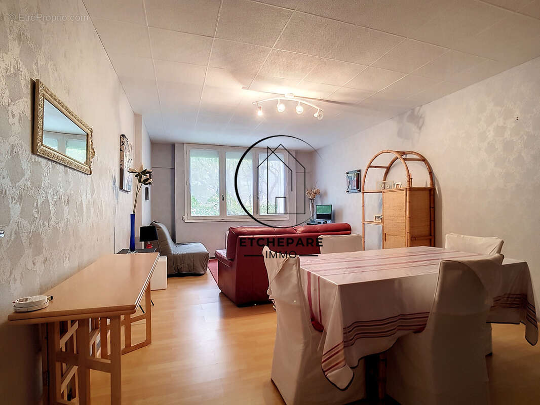 Appartement à EAUX-BONNES