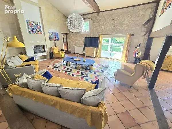 Magnifique maison en pierres renovee de 379 m2 avec 4 chambres, piscine sur un terrain de 1,8 hectares !!! - photo 12
