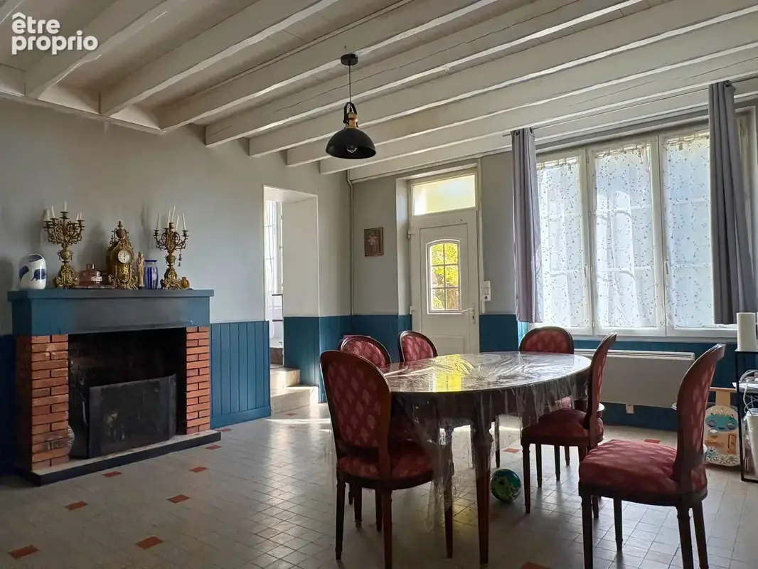CHARME, VOLUMES ET NATURE À ARS. Maison rénovée avec 4 chambres et nombreuses dépendances - photo 4