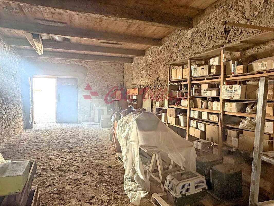 Gruissan - Remise elevée d'un etage + cours - photo 3
