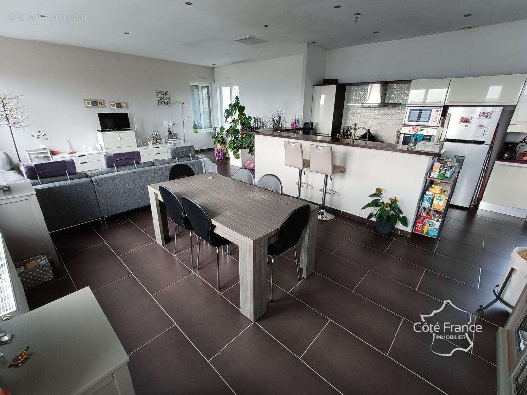 Loft de 129 m2 entièrement rénové, comprenant 4 pièces, dont - photo 3