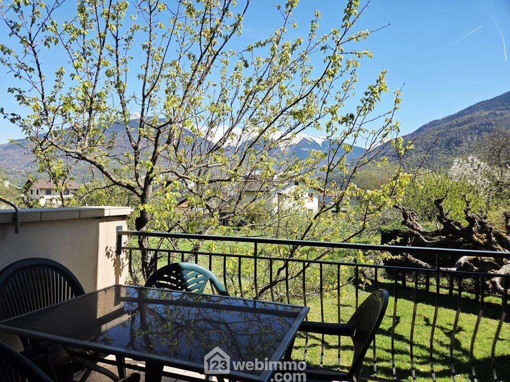 Ils donnent tout deux sur une belle terrasse exposée Sud-Est prolongée d'un balcon. - Maison à ALBERTVILLE