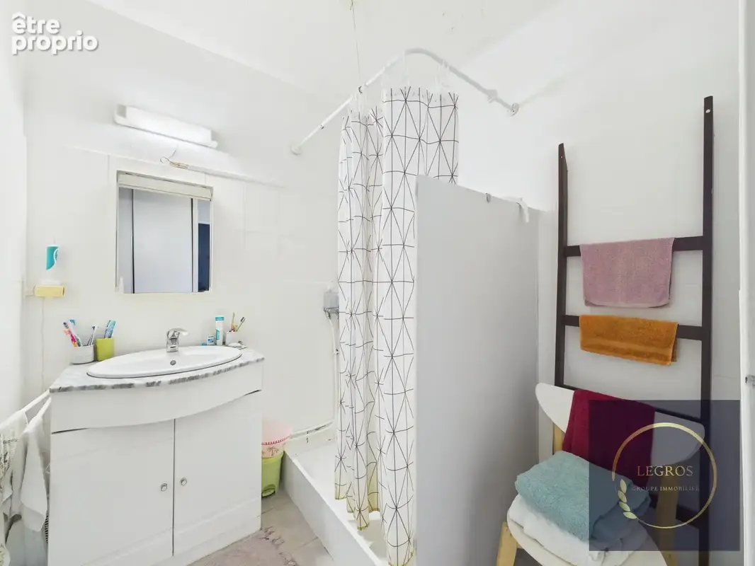 Appartement de 80 m2 en rez-de-chaussée avec un jardin de 80 m2 avec place de stationnement. - photo 5