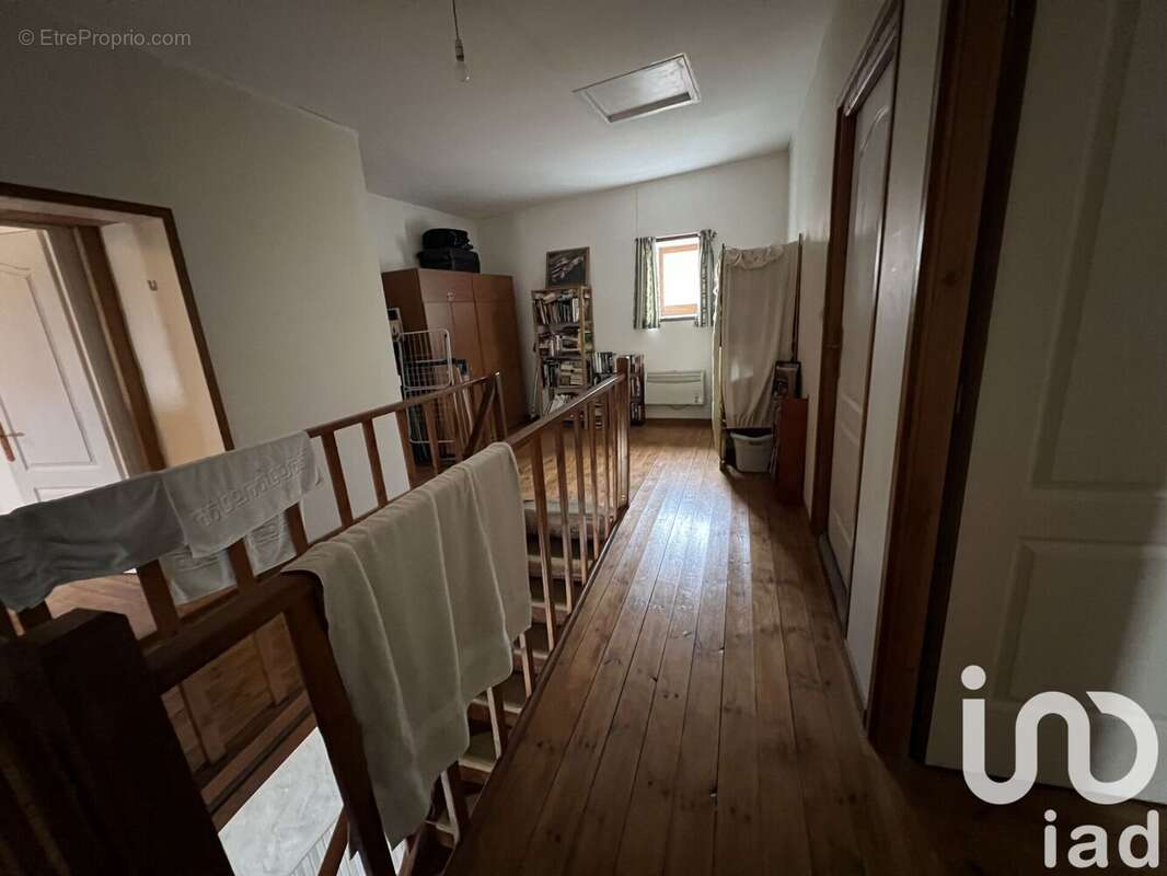 Maison 239 m² à Villemain  - photo 7