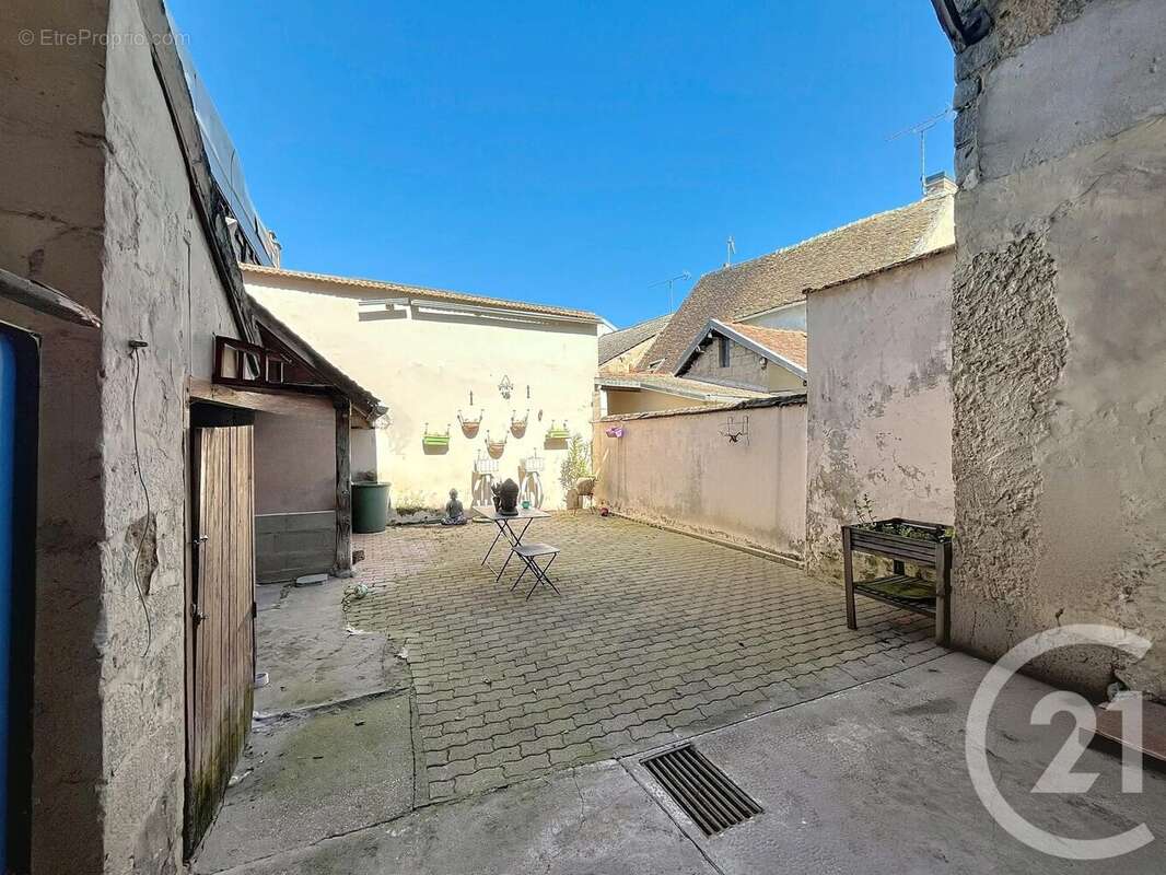 Maison à VILLENEUVE-SUR-YONNE