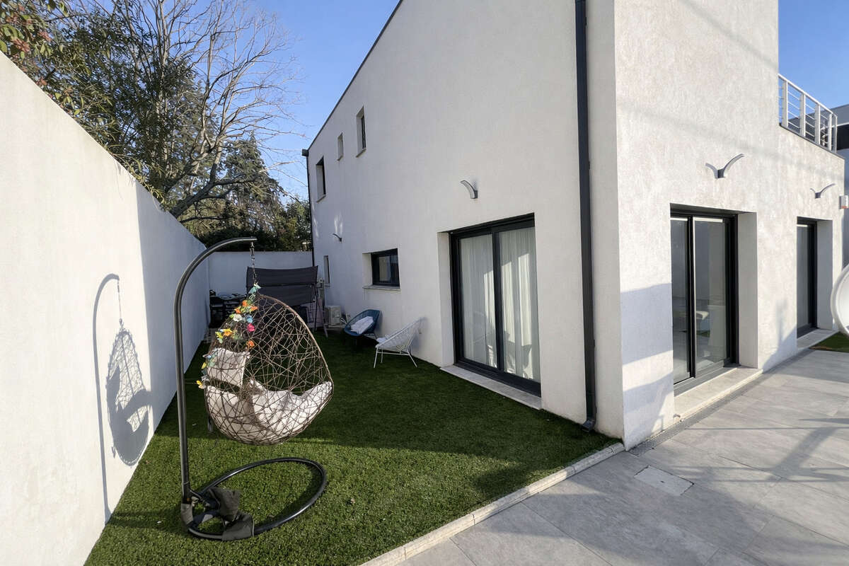 Villa contemporaine T6 avec piscine   Prestations modernes - AUBAGNE PROCHE CENTRE - photo 4