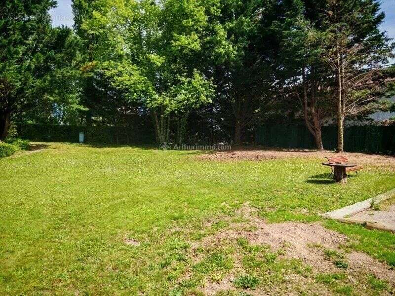 Terrain à SAINT-JEAN-DE-BOURNAY