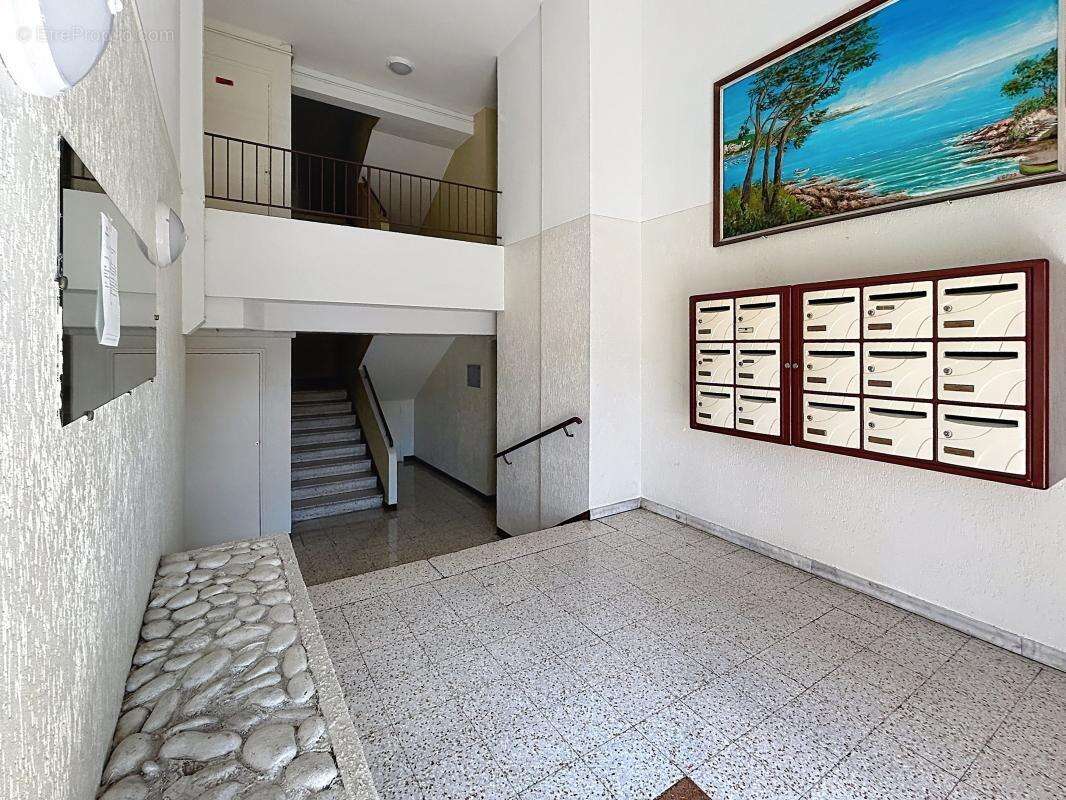 Exclusivite-2 pieces traversant en centre ville - photo 3