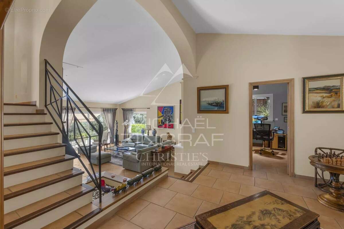 Maison à CHATEAUNEUF-GRASSE