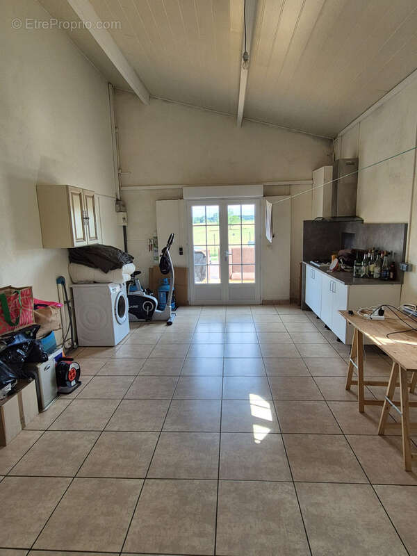 Belle maison de 174 m2 avec dépendances, terrasses, piscine, jardin arboré et clôturé sur un terrain de 4 510 - photo 5