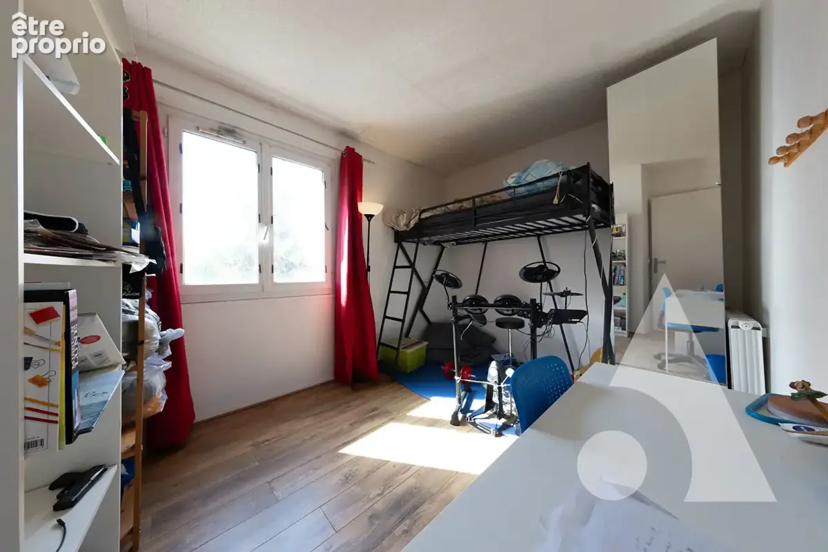 Grand Bourg : F3 en dernier étage + cave + Garage - photo 5