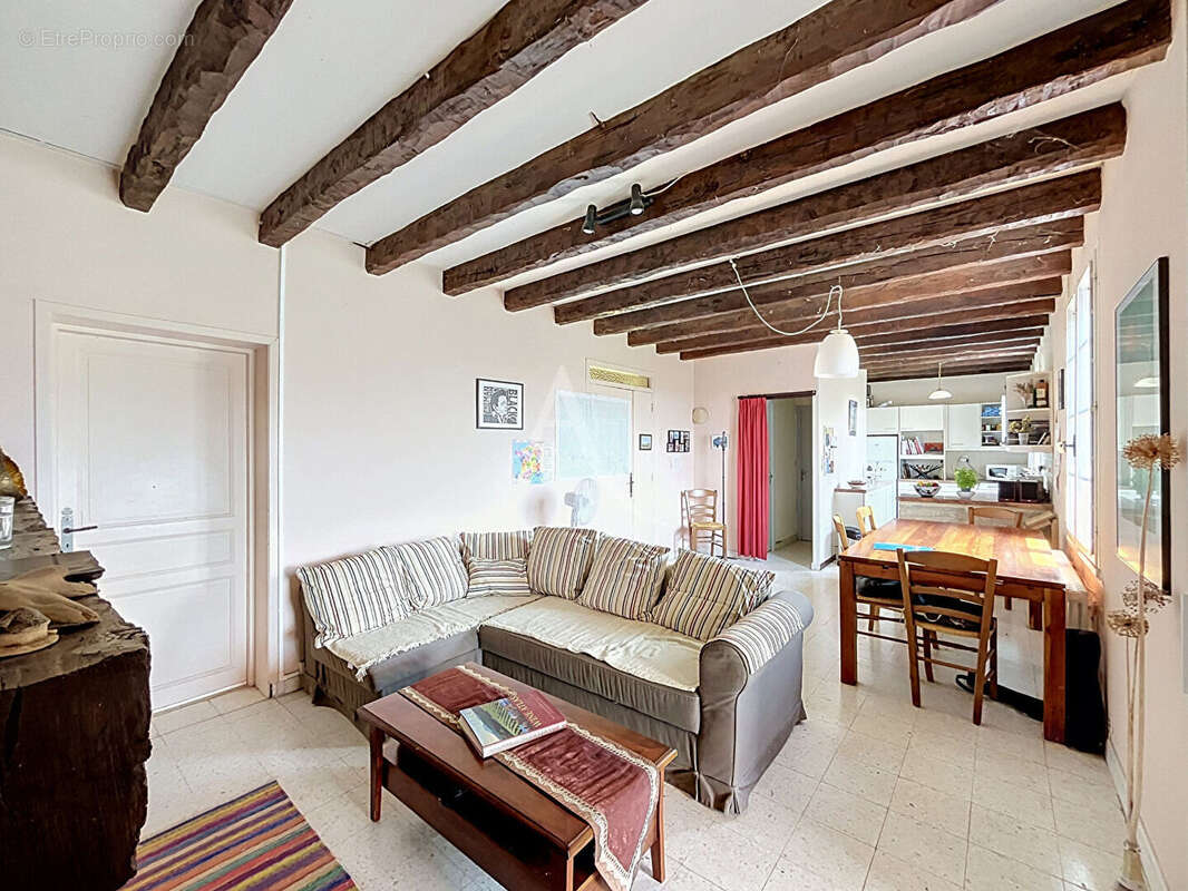 Maison familiale de 4 chambres avec piscine, jolie vue dégagée et 5 766m² de terrain. - photo 5