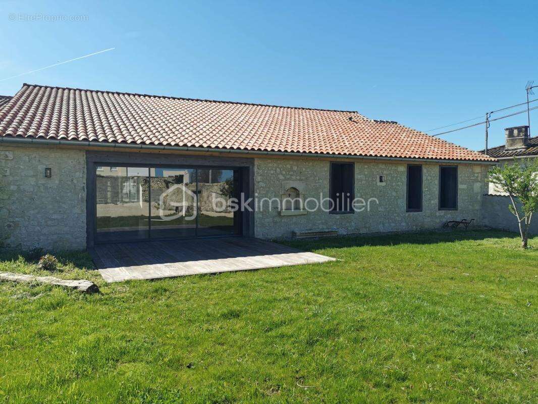 Maison à BARBEZIEUX-SAINT-HILAIRE