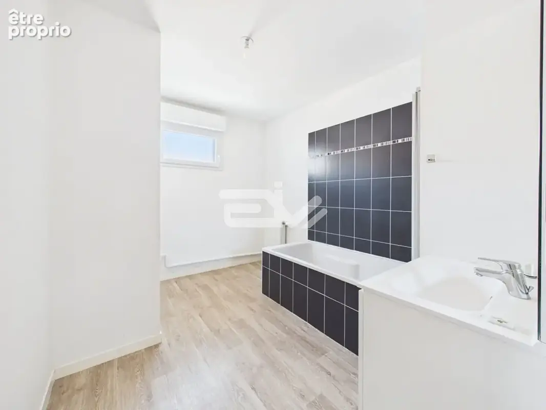 Appartement T4, accès PMR, dernier étage avec ascenseur, balcon et parking privatif - photo 8