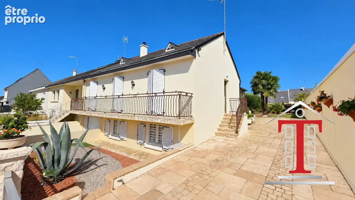Facade maison chemin dallé - Maison à AVRILLE