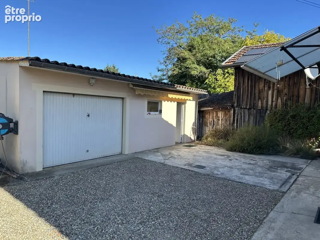 Maison au centre ville avec jardin et garage - photo 8