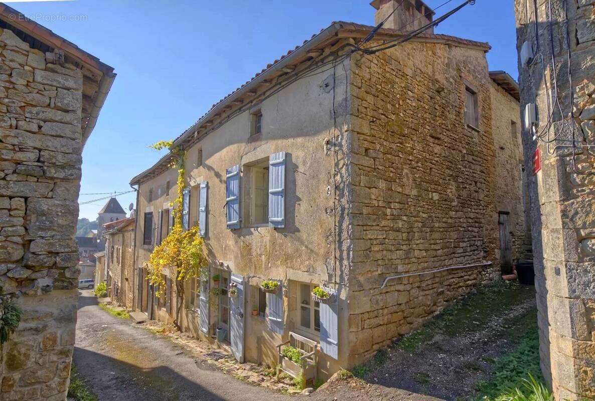 Appartement à NANTEUIL-EN-VALLEE