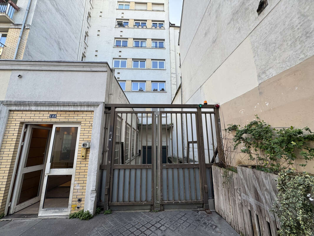 Parking à PARIS-11E