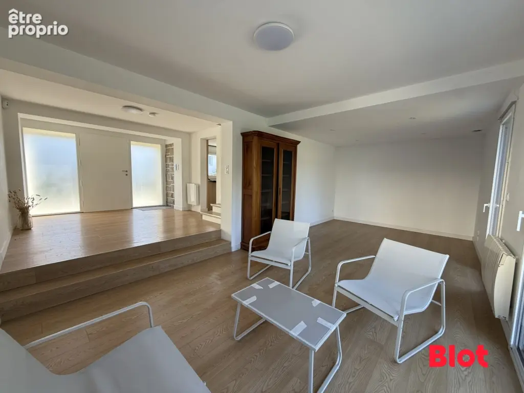Maison 7 pièces 143 m² à vendre à Chateaugiron (35410) - photo 2
