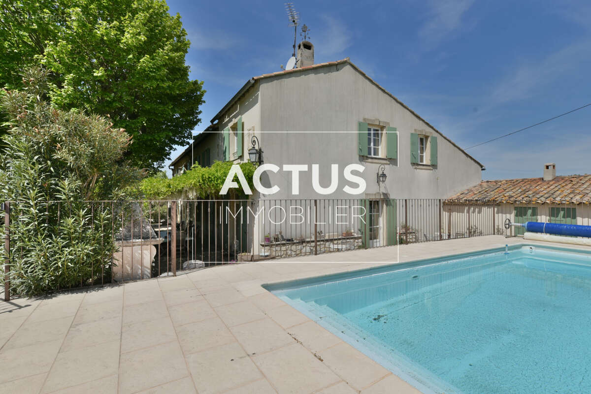 Maison 450 m² à Cornillon-Confoux  - photo 2