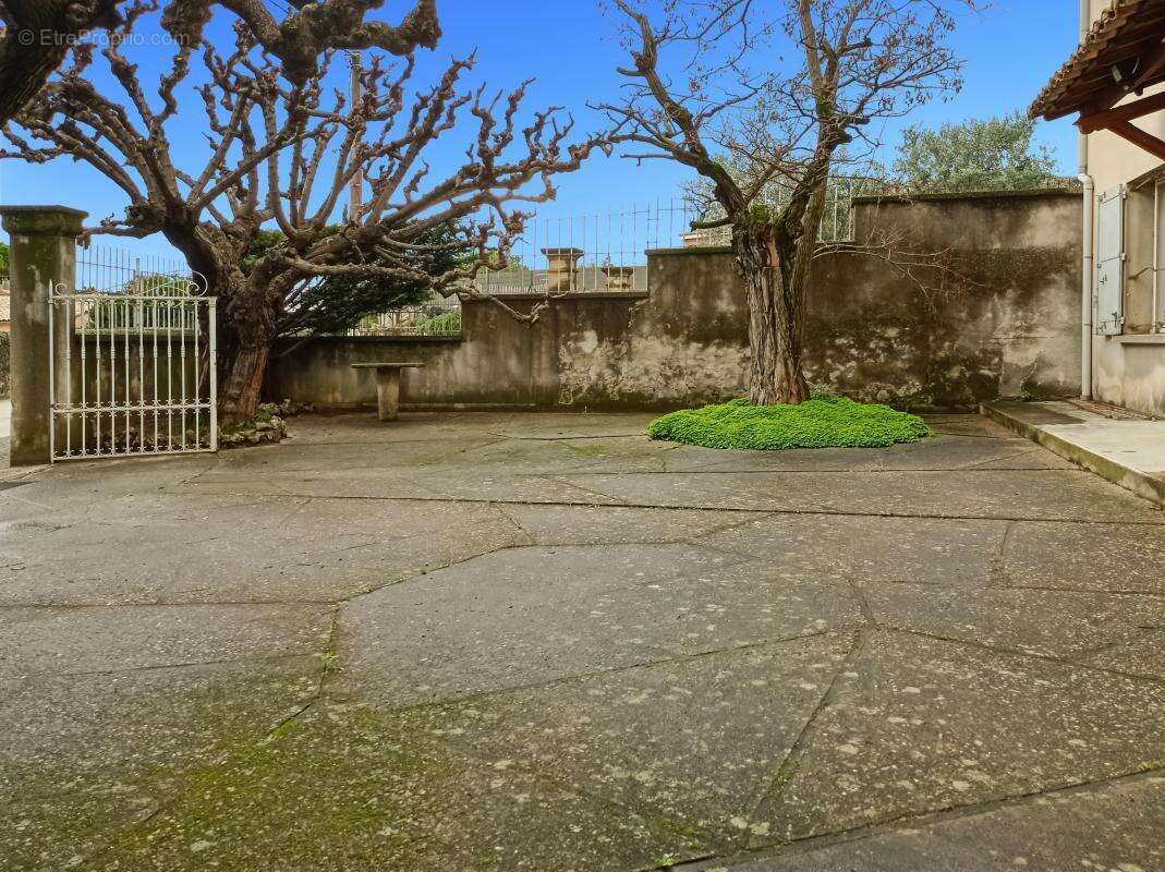 Maison à LAUDUN-L'ARDOISE