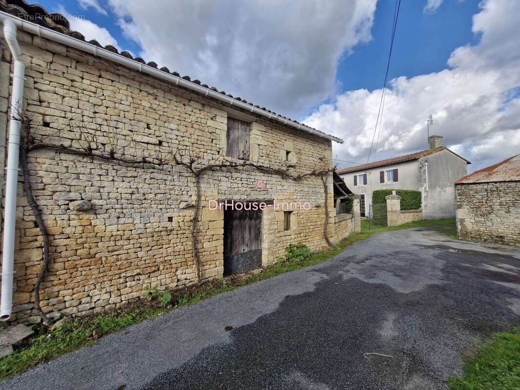 Maison à SAINTE-NEOMAYE