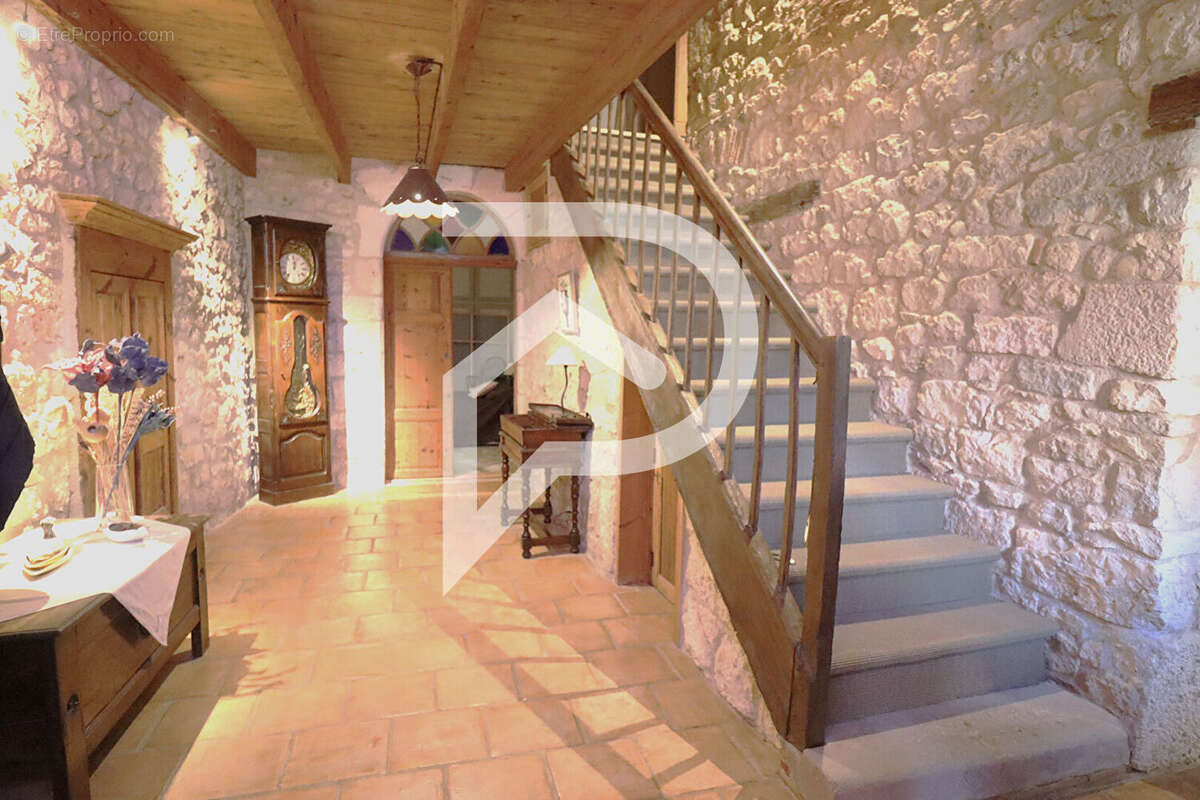 Ensemble de 3 batisses de caractère rénovés 1685M² de terrain - photo 5