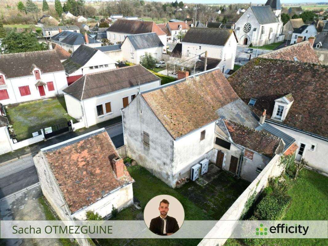 Maison à AZAY-LE-FERRON