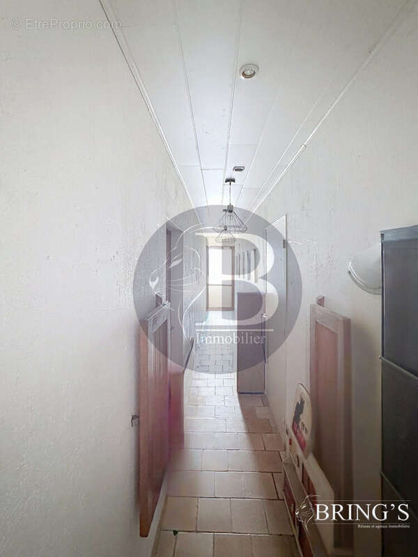 Entrée avec accès logement RDC et escalier 