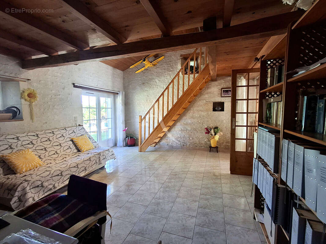 Maison 9 pièces 242 m2 avec dépendances. 5 min de SAINTES - photo 8