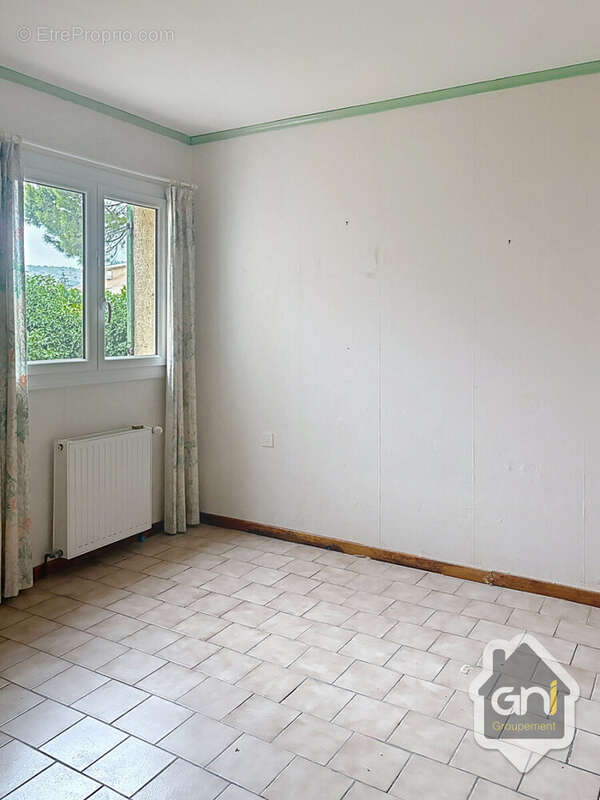 Maison de Type 7 avec jardin. - photo 16