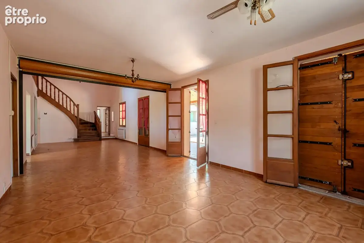 Propriété de 523 m² à rénover, terrain plat  5900m² à 15min d'Aix en Provence - photo 4