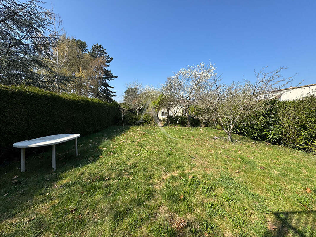 Maison à LE MESNIL-SAINT-DENIS