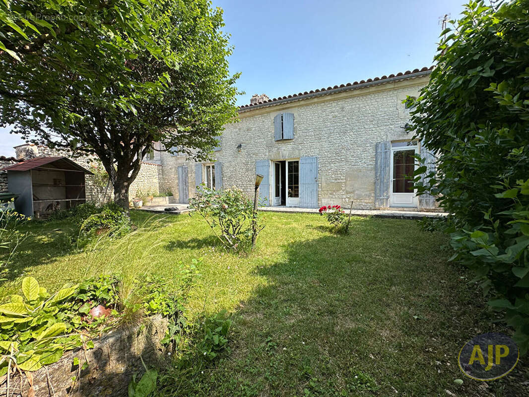 Maison charentaise de 185 m². - photo 5