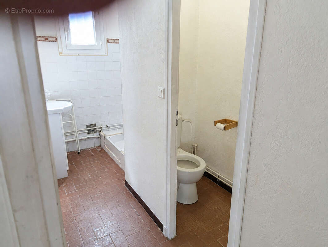 Grand appartement à rénover de type P3 en rez-de-chaussée - photo 5