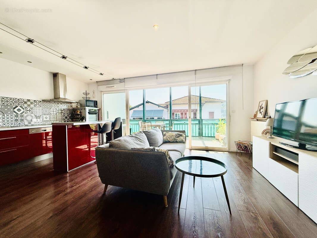 Dernier étage, superbe T3 traversant de 65 m2 avec grande terrasse, parking et cave, à seulement 10 minutes de - photo 2