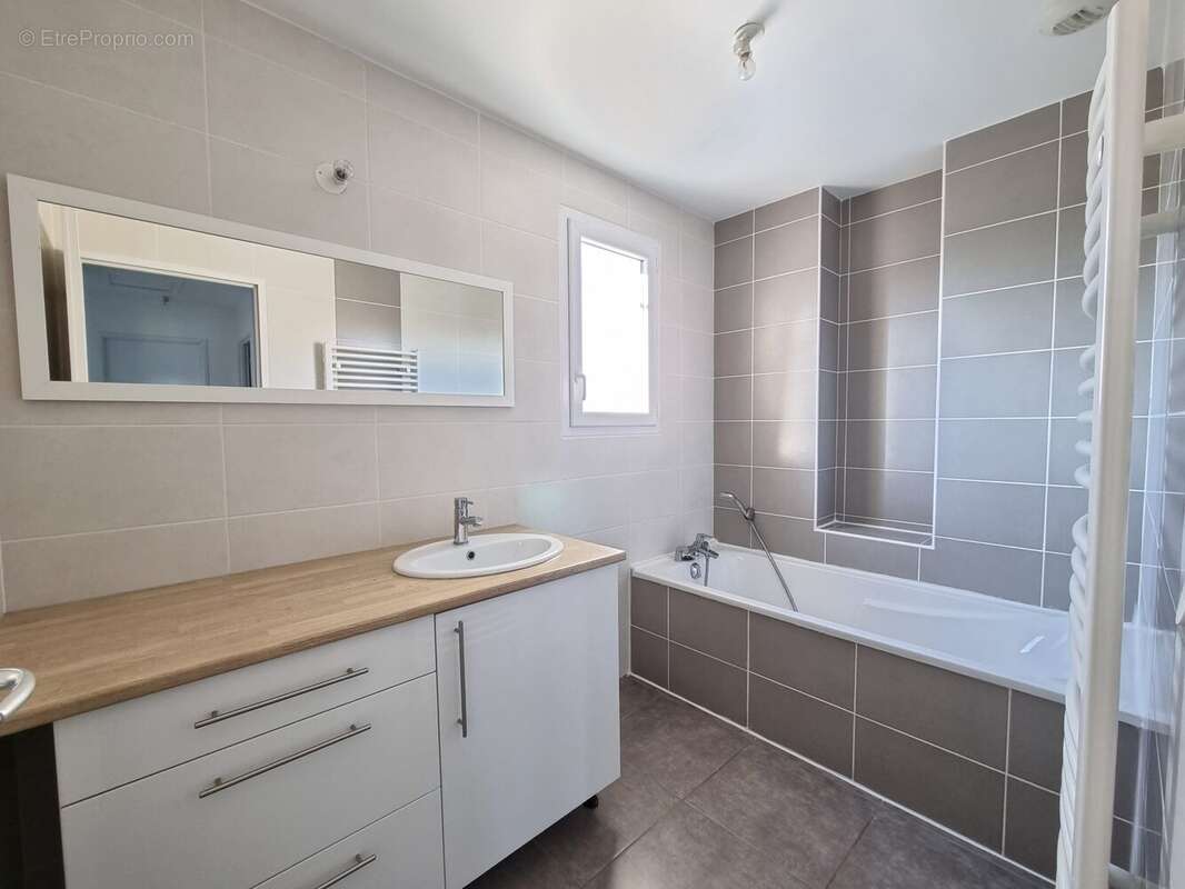 SALLE DE BAIN  - Maison à GENILAC