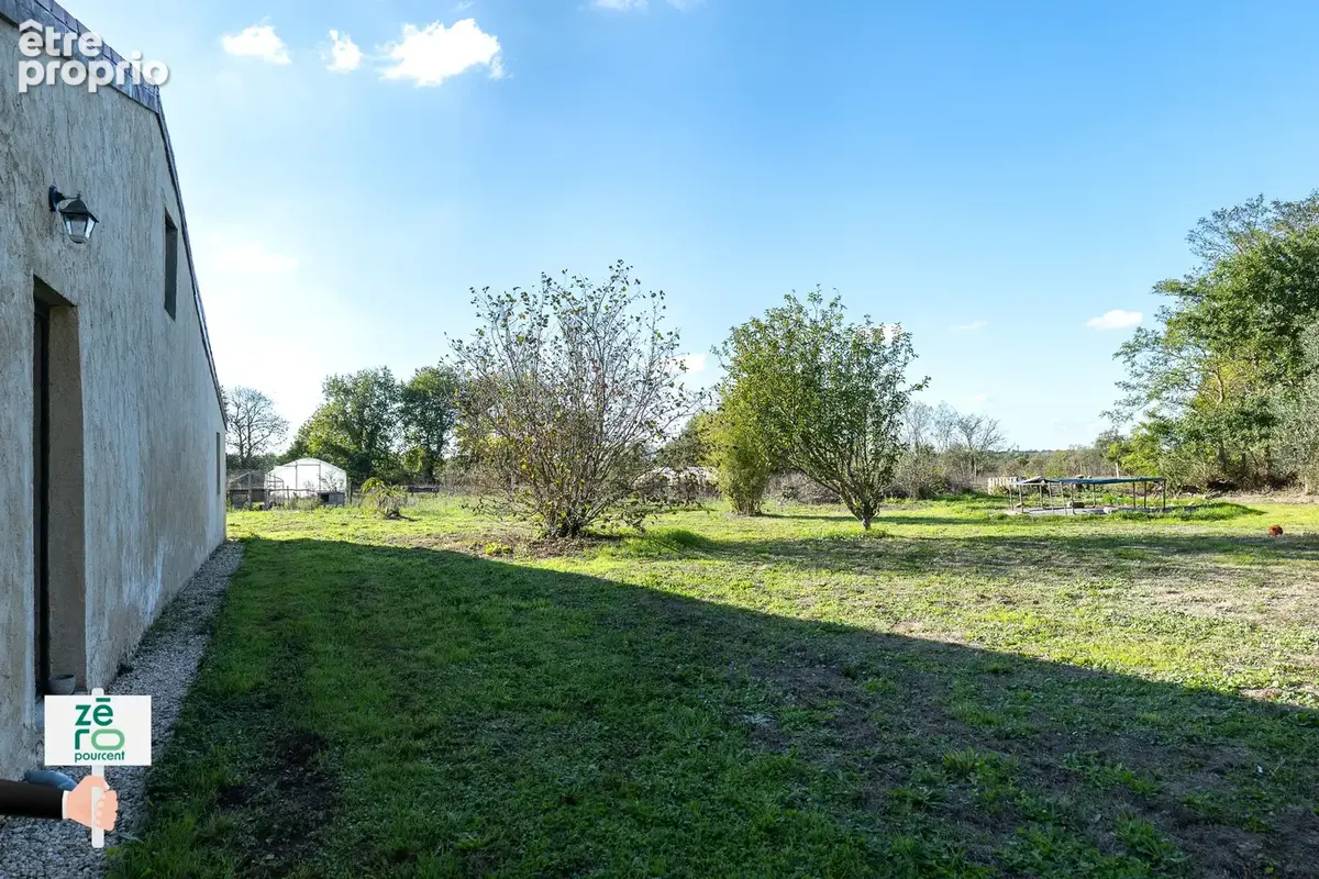 Le charme de l'ancien, le confort d'une rénovation récente et un cadre de vie privilégié à proximité du lac du - photo 30